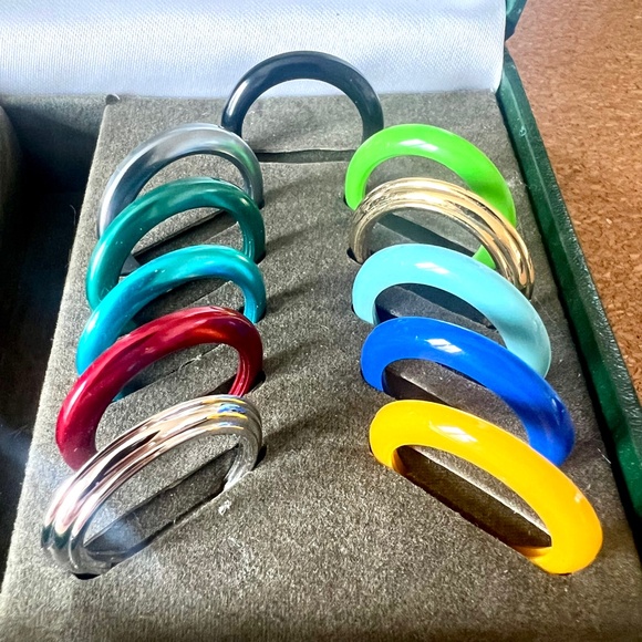 Gucci Women's Watch with Interchangeable Color Bezels - Picture 3 of 8